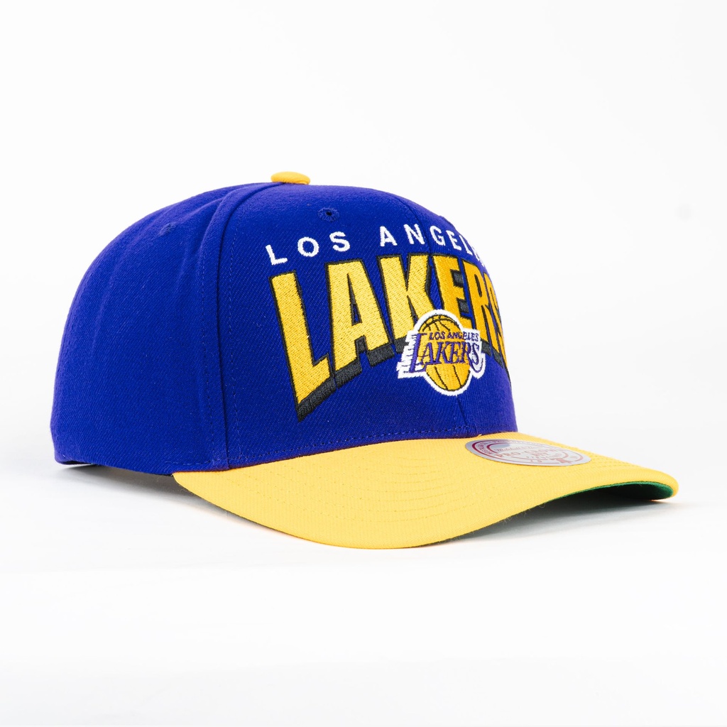 Gorra Mitchell & Ness LAKERS BOOM TEXT PURPLE/YELLOW | Visera Curva Snapback