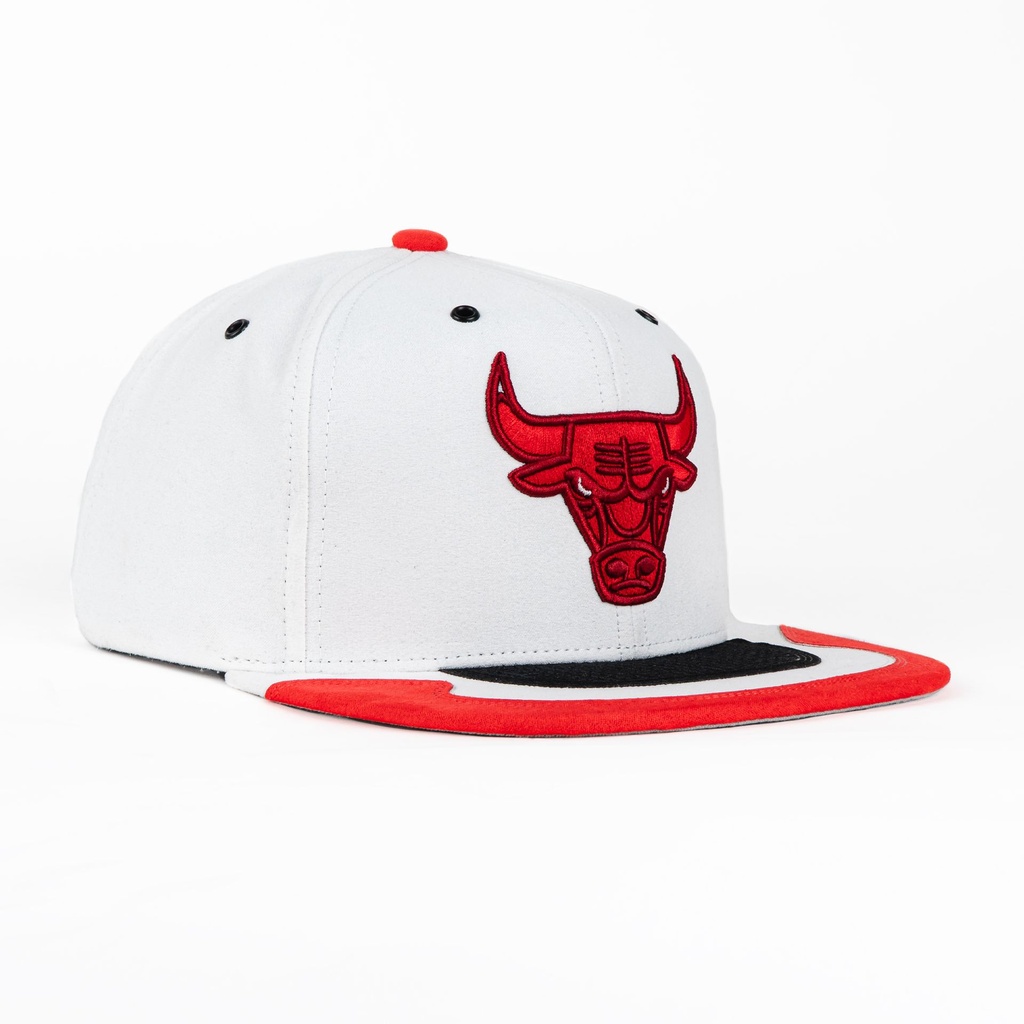 Gorra Mitchell & Ness BULLS DAY WHITE/RED | Visera Plana Snapback Estilo NBA Retro con Actitud para Fans que Dejan Huella