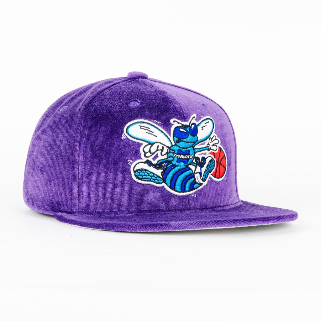 Gorra Mitchell&Ness HORNETS TC VELDUR PUPLE SUEDE | Snapback Visera Plana